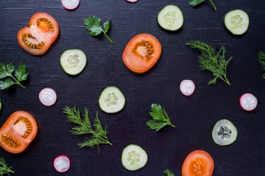 Desen siyah arka plan üzerine dilimlenmiş taze sebze ile. Doğru beslenme kavramı