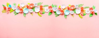 Sınıra 8 Mart Kadınlar günü, Sevgililer günü. Gül arka plan üzerinde kağıt çiçeklerle tebrik kartı. Kağıttan kesilmiş.