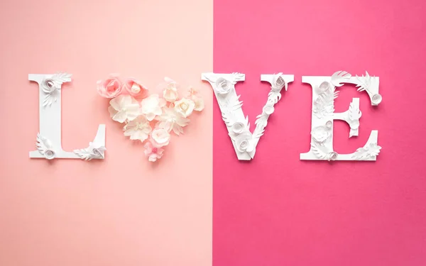 Foto Inscripción Amor Hecho Hojas Flores Sobre Fondo Rosa Letras — Foto de Stock