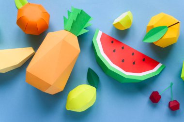 egzotik meyve kağıt mavi arka plan üzerinde yapılmış. Yakın çekim