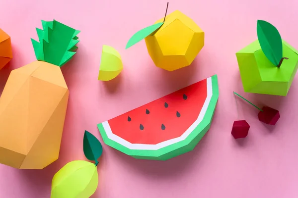 egzotik meyve kağıt pembe bir arka plan üzerinde yapılmış. Yakın çekim