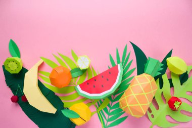 farklı tropikal yaprak kağıt üzerinde pembe bir arka plan ile egzotik meyve