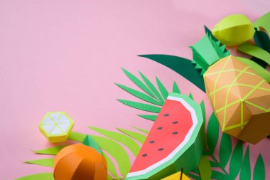 farklı tropikal yaprak kağıt üzerinde pembe bir arka plan ile egzotik meyve