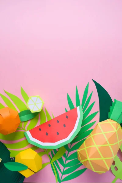ピンクの背景紙で作られた別の熱帯の葉とエキゾチックなフルーツ — ストック写真