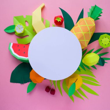 Farklı tropikal yaprak kağıt üzerinde pembe bir arka plan ile egzotik meyve ile yuvarlak çerçeve