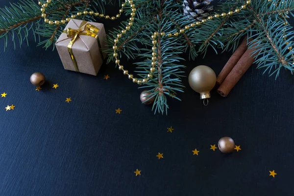 Mutlu Noeller ve mutlu yeni yıl. Noel kartı yeşil çam dalları ve tatil nesne üzerinde siyah arka plan ile şenlikli.