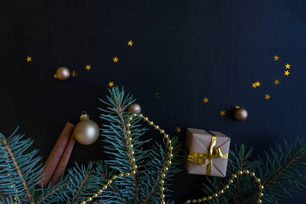 Mutlu Noeller ve mutlu yeni yıl. Noel kartı yeşil çam dalları ve tatil nesne üzerinde siyah arka plan ile şenlikli.