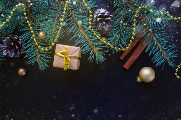 Mutlu Noeller ve mutlu yeni yıl. Noel kartı yeşil çam dalları ve tatil nesne üzerinde siyah arka plan ile şenlikli.