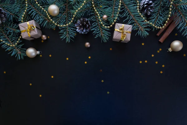 Mutlu Noeller ve mutlu yeni yıl. Noel kartı yeşil çam dalları ve tatil nesne üzerinde siyah arka plan ile şenlikli.