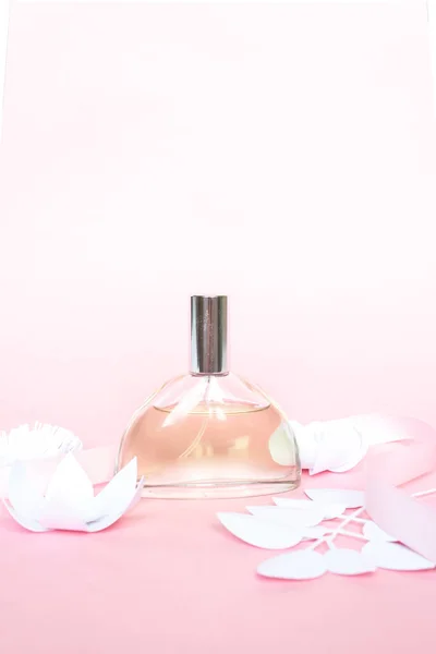 Bloemstuk Bloemen Geur Parfum Roze Achtergrond Snijden Van Papier — Stockfoto