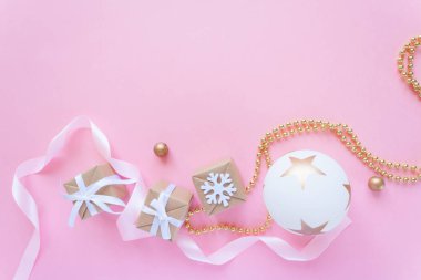 Çerçeve. Noel tatil kompozisyon kopya alanı metni ile pembe arka plan üzerinde