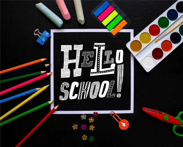 Lettering Hello School Creative Borsa Scuola Realizzata Carta Con Cancelleria — Foto Stock