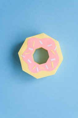 Mavi pastel renkli kağıda yapılmış çörek. Yaratıcı kavramı.