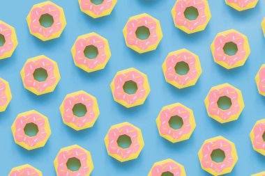 Kağıt model mavi pastel zemin üzerine yapılmış çörek. Yaratıcı kavramı.