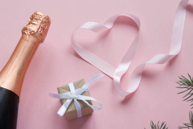 Şişe şampanya Hediyelik ve şekil kalbinde pembe kurdele ile. Aşk ile mevcut. Noel kavramı