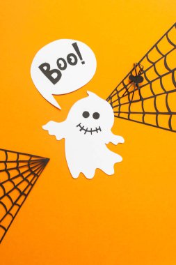 Cadılar Bayramınız Kutlu Olsun. Kağıt paketler turuncu zemin üzerine siyah ve beyaz Cadılar bayramı dekorasyonu.