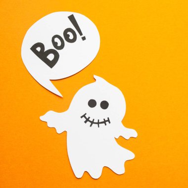 Cadılar Bayramınız Kutlu Olsun. Kağıt paketler turuncu zemin üzerine siyah ve beyaz Cadılar bayramı dekorasyonu.