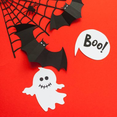 Cadılar Bayramınız Kutlu Olsun. Cadılar Bayramı siyah ve beyaz dekora kağıt kırmızı zemin üzerine yapılan.