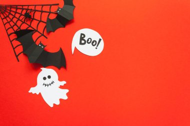 Cadılar Bayramınız Kutlu Olsun. Cadılar Bayramı siyah ve beyaz dekora kağıt kırmızı zemin üzerine yapılan.