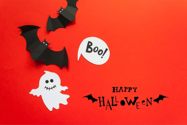 Napis Halloween Wystrój Halloween Czarno Białe Wykonane Papieru Czerwonym Tle — Zdjęcie stockowe