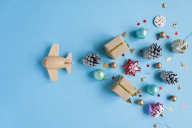 Eko kavramı. Ahşap çocuk uçak mavi arka plan üzerinde farklı Noel dekorasyonu ile. Yeni yıl kavramı.