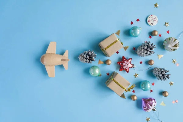 Eko kavramı. Ahşap çocuk uçak mavi arka plan üzerinde farklı Noel dekorasyonu ile. Yeni yıl kavramı.