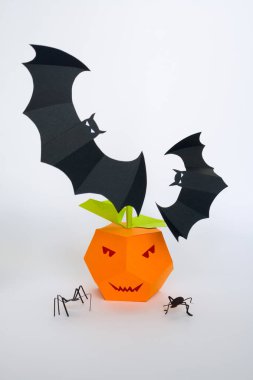 Cadılar Bayramınız Kutlu Olsun. Cadılar bayramı dekorasyonu kağıttan yapılmış. Kağıttan yapılmış kabak