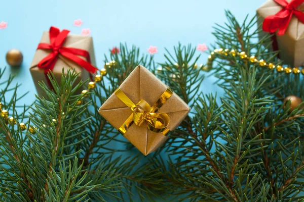 Prettige Kerstdagen Gelukkig Nieuwjaar Feestelijke Kerstkaart Met Groene Fir Takken — Stockfoto