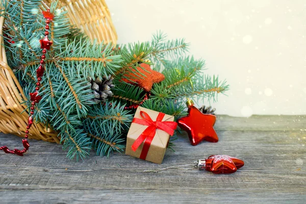 Vrolijke Kerstmis Gelukkig Nieuwjaar Rieten Mand Vol Fir Takken Geschenken — Stockfoto