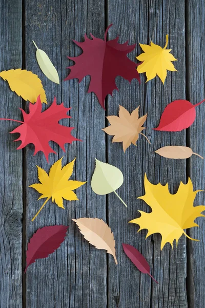 Осенние Листья Деревянном Фоне Осенняя Концепция Листья Срезанные Бумаги — стоковое фото