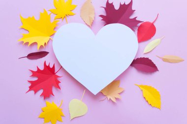 Pembe yaprak. Sonbahar kavramı. Yaprak kağıttan kesilmiş