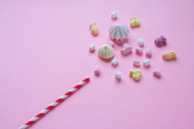 pembe bir arka plan üzerinde pastel gıda ile sihirli değnek. Tatil kavramı