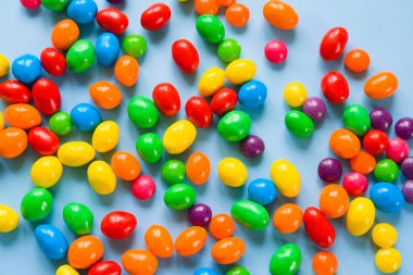 Mavi arka plan, üstten görünüm üzerinde lezzetli renkli şekerler