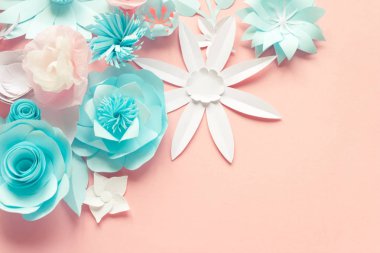 mavi, pembe ve beyaz kağıt çiçekler arka plan çerçeve güzel stili.