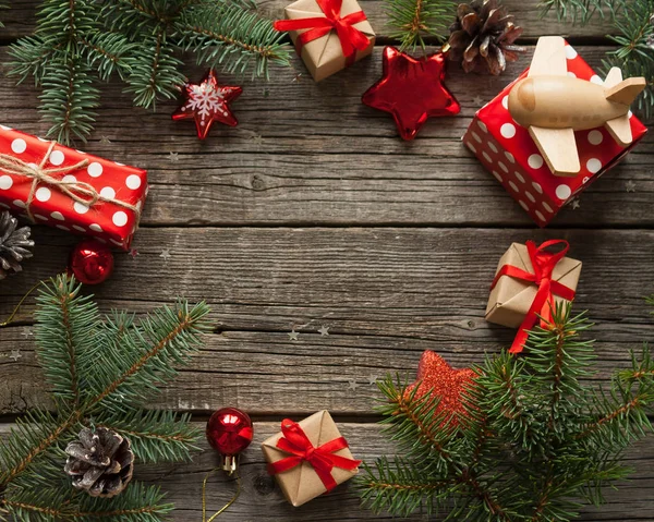 快乐的圣诞和欢乐的新年 圆框与分支机构的冷杉树汁 — 图库照片