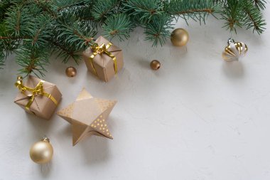 Mutlu Noeller ve mutlu yeni yıl. Neşeli Noel kartı yeşil çam dalları ve tatil altın nesne üzerinde beyaz arka plan ile. Uzun biçimde