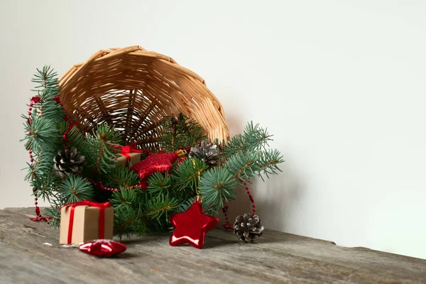 Boldog Karácsonyt Boldog Évet Fonott Kosár Fenyő Ágak Ajándékok Karácsonyi — Stock Fotó