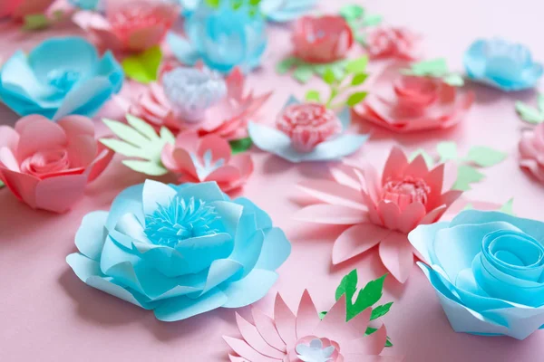 Kağıt çiçek yeşil yaprakları arka plan deseni çok güzel tarzı ile.