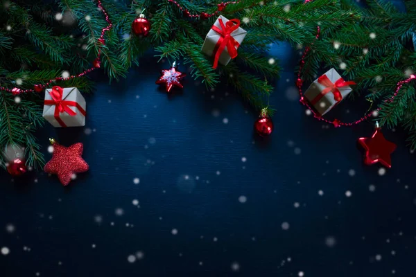 Mutlu Noeller ve mutlu yeni yıl. Noel kartı yeşil çam dalları ve tatil nesne üzerinde siyah arka plan ile şenlikli.