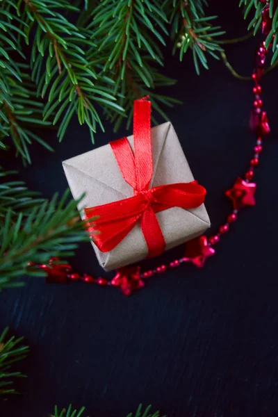 Prettige Kerstdagen Gelukkig Nieuwjaar Cadeau Met Rood Lint Close Zwarte — Stockfoto