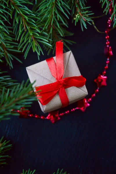 Feliz Navidad Feliz Año Nuevo Regalo Con Cinta Roja Cerca —  Fotos de Stock