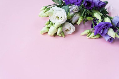 Çerçeve beyaz Lisianthus ve pembe bir arka plan üzerinde pembe kurdele. Düz yatıyordu, en iyi görünümü