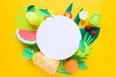 Kağıt paketler sarı zemin üzerine farklı tropikal yaprakları ile egzotik meyve ile yuvarlak çerçeve