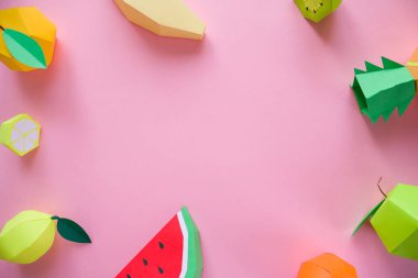 kağıt paketler pembe bir arka plan üzerinde farklı egzotik meyve