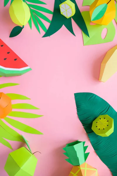ピンクの背景紙で作られたさまざまなエキゾチックな果物 緑の葉 — ストック写真