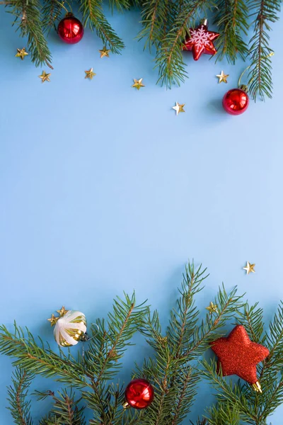 Mutlu Noeller ve mutlu yeni yıl. Noel kartı yeşil çam dalları ve tatil nesne üzerinde mavi arka plan ile şenlikli.