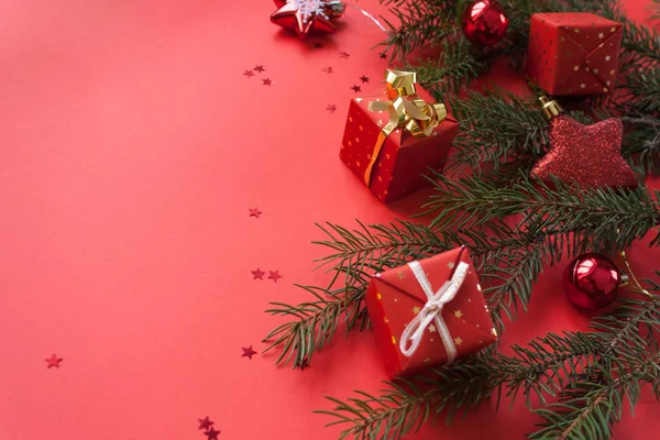 圣诞快乐 新年快乐 圣诞贺卡节日与绿色冷杉分枝和假日对象在红色背景 — 图库照片