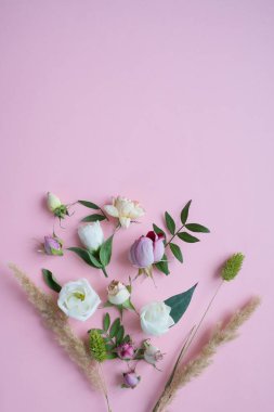 Kare mor ve pembe gül, beyaz Lisianthus ve pembe bir arka plan üzerinde farklı çiçekler. Düz yatıyordu, en iyi görünümü