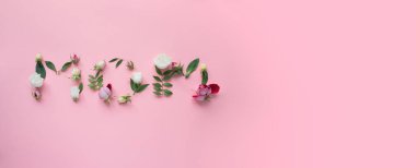 Pembe bir arka plan üzerinde değişik çiçek anne mektupları yaptı. Web için uzun biçim