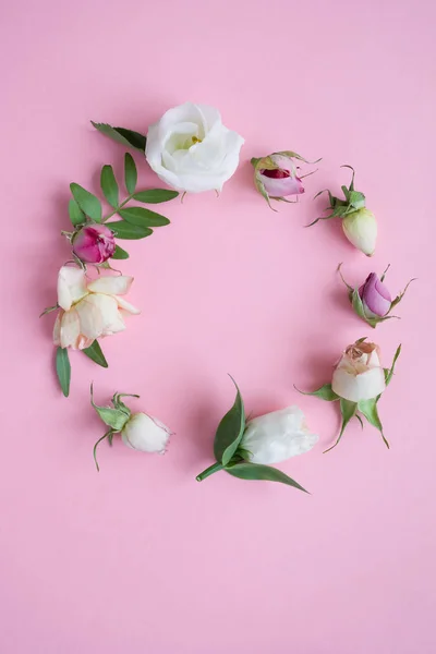 Cornice Rotonda Rose Viola Rosa Lisianthus Bianco Diversi Fiori Sfondo — Foto Stock